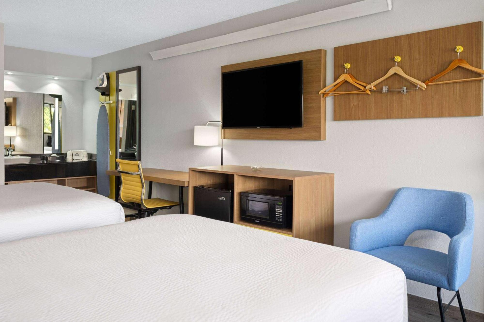Days Inn By Wyndham Columbus Worthington Exteriör bild