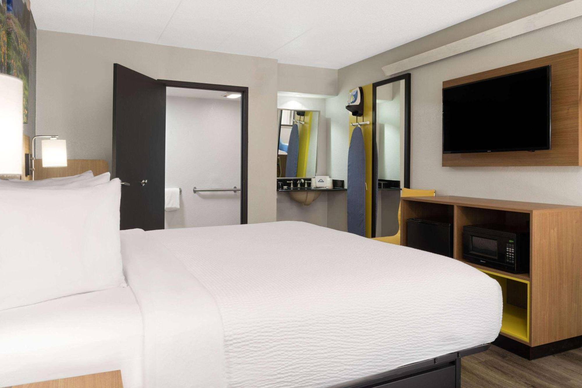 Days Inn By Wyndham Columbus Worthington Exteriör bild