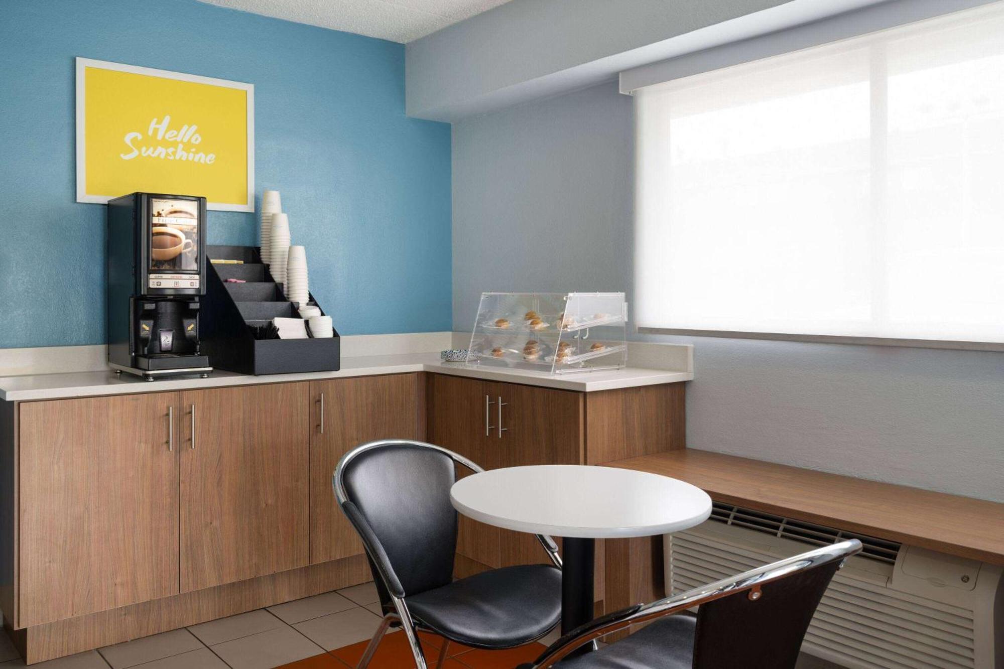 Days Inn By Wyndham Columbus Worthington Exteriör bild